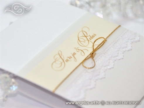 bijela krem pozivnica za vjenčanje s čipkom i mašnicom