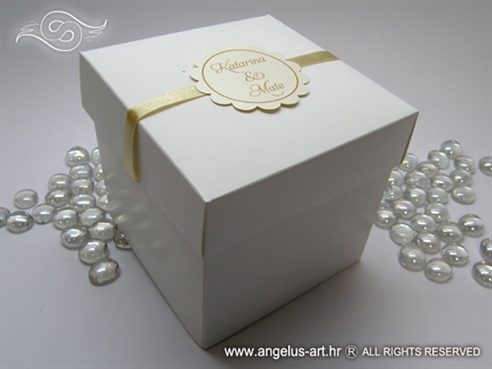 bijela kutija za kolače s krem dekoracijama