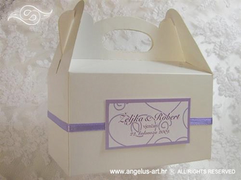 bijela kutija za kolače s ljubičastom trakom i dekoracijama