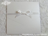 bijela omotnica s bijelom mašnom pozivnica za vjenčanje