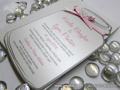 bijela perlasta pozivnica za vjencanje u obliku staklenke s rozom masnom