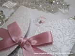bijela pozivnica blindruck s rozom mašnom i tiskom
