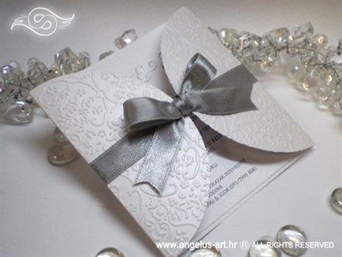 bijela pozivnica za vjenčanje s 3D čipkom i srebrnom mašnom