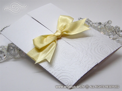 bijela pozivnica za vjenčanje s krem mašnom i 3D ružom