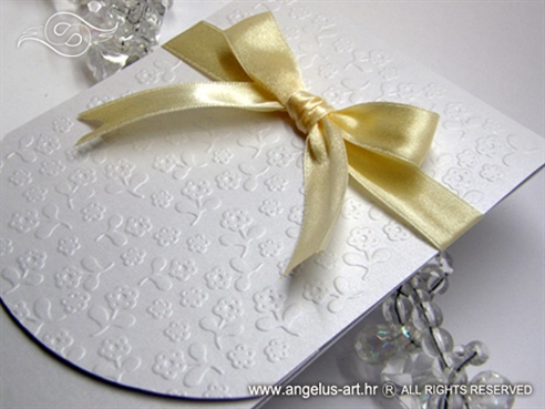 bijela pozivnica za vjenčanje s krem mašnom i 3D tiskom