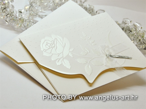 bijela pozivnica za vjenčanje s ružom i organdij bijelom mašnom