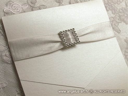 bijela pozivnica za vjenčanje sa satenskom trakom i brošem