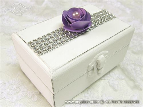 bijela skrinjica za vjencano prstenje s ljubicastom ruzom