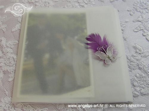 bijela zahvalnica za vjenčanje kvadratna s ljubičastim perom i leptirom