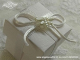 bijeli konfet za vjenčanje s bijelom mašnom i leptirom