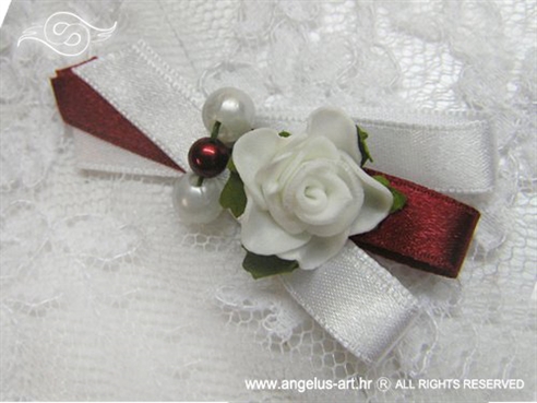 bordo bijela kitica za rever na vjenčanju s perlicama i bijelom ružom