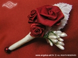 bordo crvena kitica za rever s ružama i bijelim bobicama