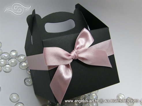 crna kutija za svadbene kolače s rozom satenskom mašnom