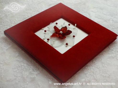 crveni foto album s crvenim cvijetom i perlama