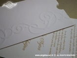 detalj bež bijele pozivnice za vjenčanje s 3D tiskom i blindruckom