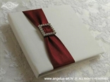 jastučić za prstenje u obliku knjige s bordo crvenom trakom i brošem
