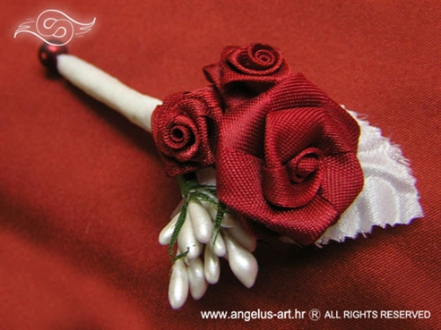kitica za vjenčanje crveno bijela sa satenskim ružama i bijelim listićem