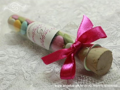 konfet za vjenčanje ciklama fuksija u epruveti s mašnicom i bombonima