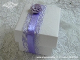 konfet za vjenčanje u bijeloj kutijici s lila ružom