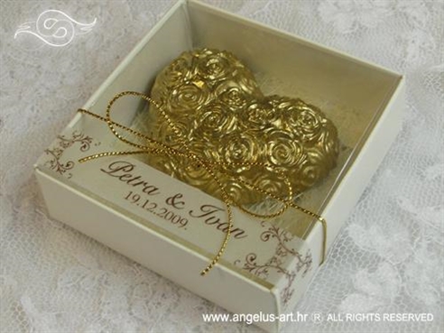 konfet zlatno srce magnet s ružama u kutijici