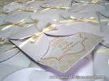 krem bijela pozivnica za vjencanje u omotnici koja se otvara poput cvijeta