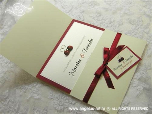 krem crvena pozivnica za vjenčanje sa srcem i trešnjama