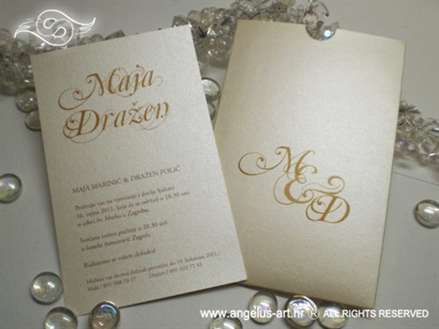 krem perlasta pozivnica za vjenčanje na izvlačenje sa zlatnim monogramom