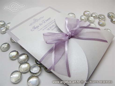lavanda pozivnica za vjenčanje s bijelom omotnicom i organdij lila mašnom