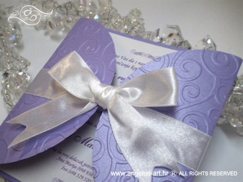 lila pozivnica za vjenčanje s bijelom mašnicom i blindruckom