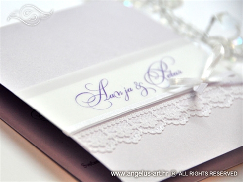 lila pozivnica za vjenčanje s čipkom i bijelom mašnom