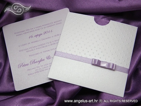 lila pozivnica za vjenčanje s točkicama i mašnicom