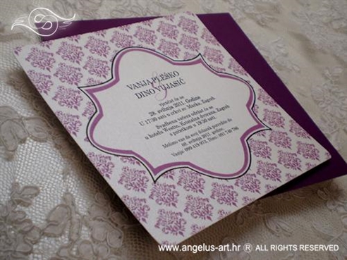ljubičasta damask pozivnica za vjenčanje u kuverti