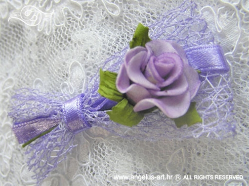 ljubičasta kitica za vjenčanje s lila mrežom i ružom
