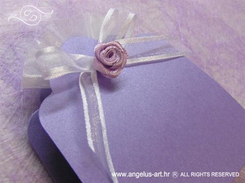 ljubičasta lavanda konfet za vjenčanje s lila ružom i bijelom mašnom