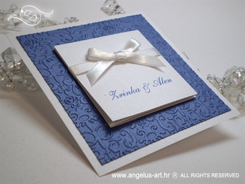 plava pozivnica za vjenčanje s 3D strukturom i mašnom