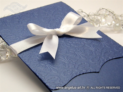 plava pozivnica za vjenčanje s bijelom mašnom i 3D ornamentima