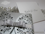 pozivnica za vjencanje s urezanim detaljima na srebrnoj omotnici
