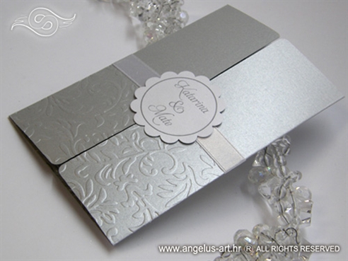 srebrna pozivnica za vjenčanje s 3D uzorkom i kartončićem
