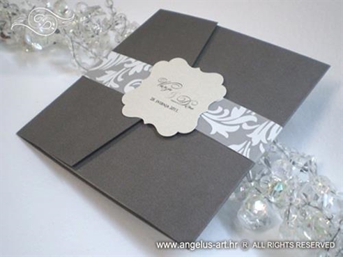 srebrna pozivnica za vjenčanje s ukrasnim kartončićem
