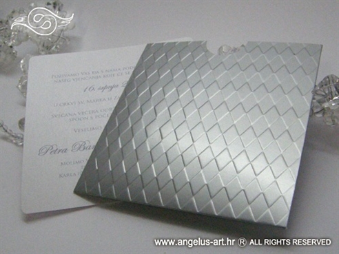 srebrna pozivnica za vjenčanje u etui kuverti s 3D uzorkom