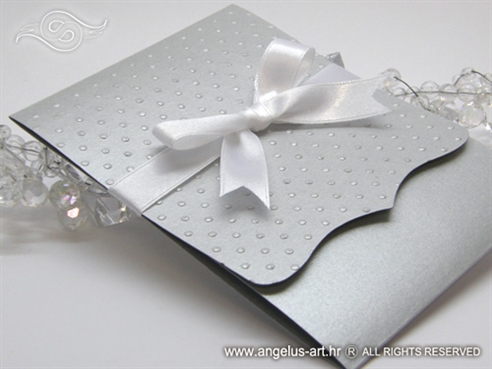 srebrna preklopna pozivnica za vjenčanje s točkicama i mašnom