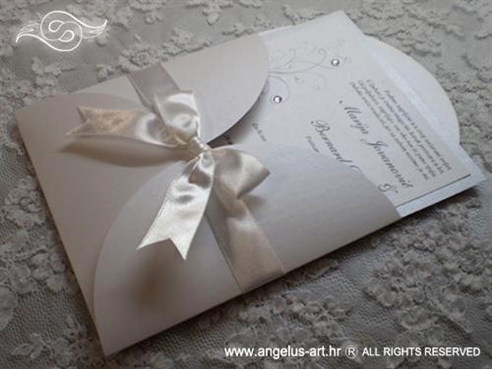srebrno bijela pozivnica za vjencanje s leptirom