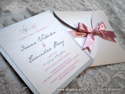 srebrno roza pozivnica za vjenčanje u bijeloj omotnici