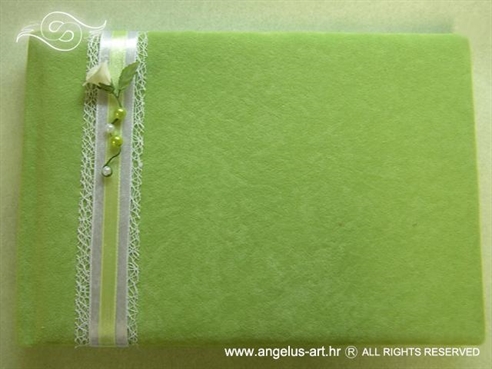 zelena knjiga gostiju s bijelom ružom i perlicama