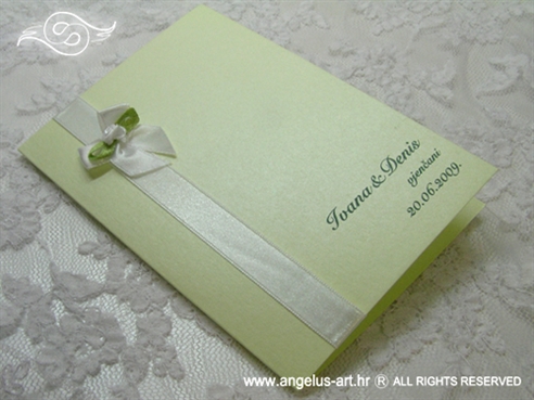 zelena zahvalnica za vjenčanje s mašnom i bijelom ružom