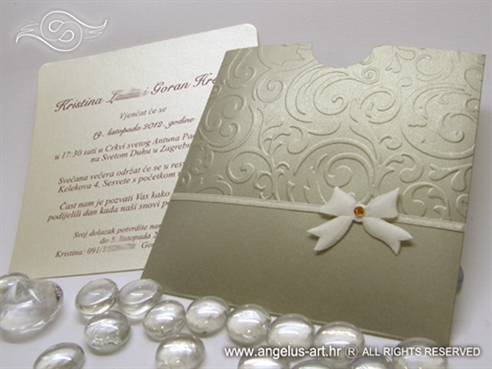 zlatna pozivnica za vjencanje u etui omotnici s bijelom masnom