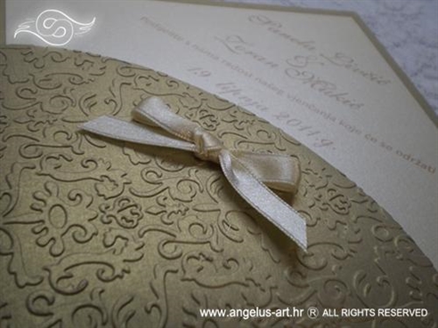 zlatna pozivnica za vjenčanje u obliku dijamanta s mašnicom
